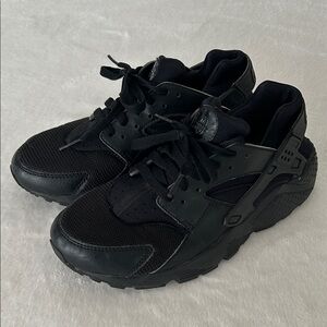 Nike Air Huarache (also referred to as the Huarache Run. Triple Black Size 7Y